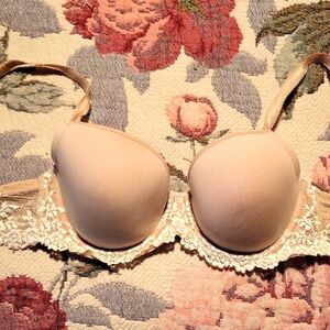 Wacoal Elegant Lace Trimmed Bra in Cream